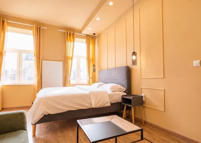 Bright 4br Getaway Near Westbahnhof Station Apartment