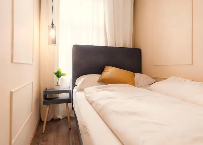 Bright 4br Getaway Near Westbahnhof Station Apartment