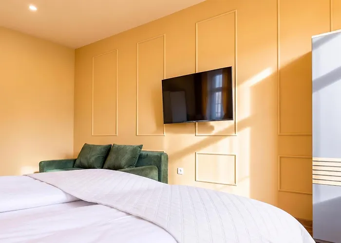 Bright 4br Getaway Near Westbahnhof Station Apartment