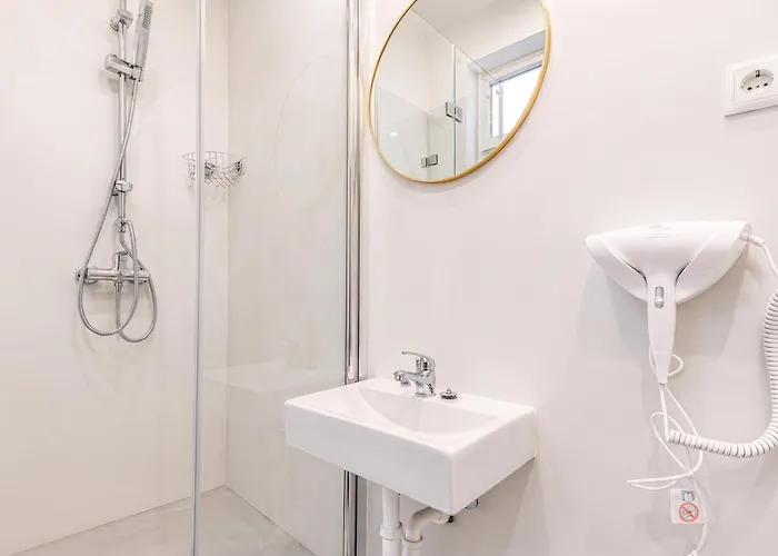Apartment Bright 4br Getaway Near Westbahnhof Station Vienna