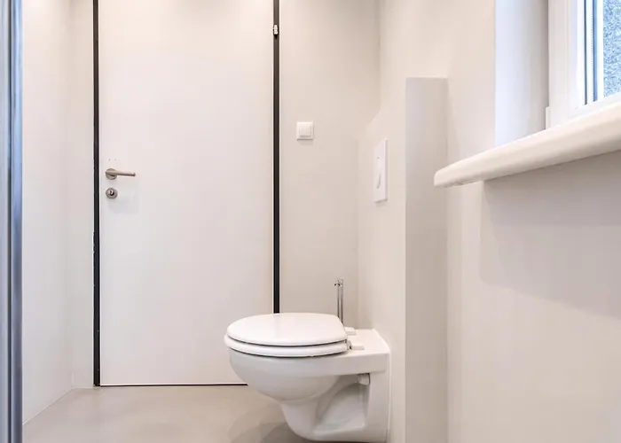 Bright 4br Getaway Near Westbahnhof Station Apartment