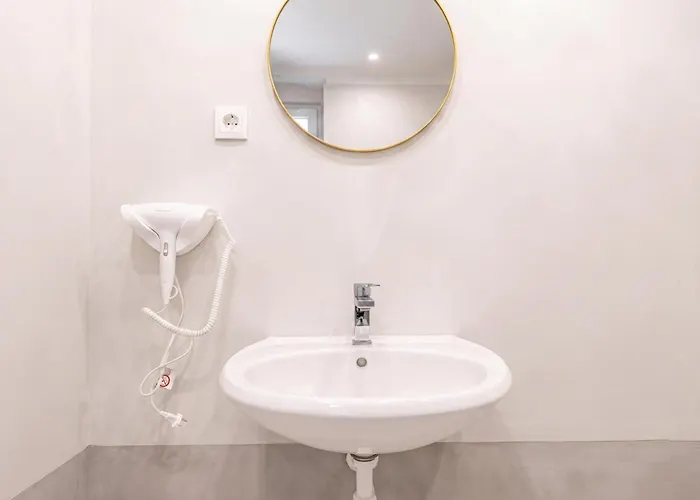 Apartment Bright 4br Getaway Near Westbahnhof Station